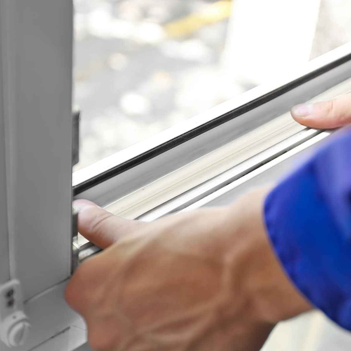 عازل فروست كينج ذاتي اللصق عالي الكثافة مقاس 9/16 بوصة × 5/16 بوصة × 10 قدم، أبيض