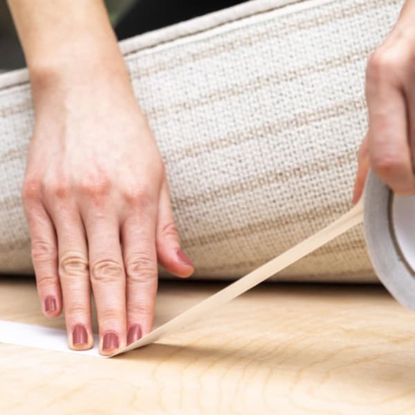 شريط لاصق داك لتثبيت السجاد، ابيض، 1.41 بوصة × 42 قدم