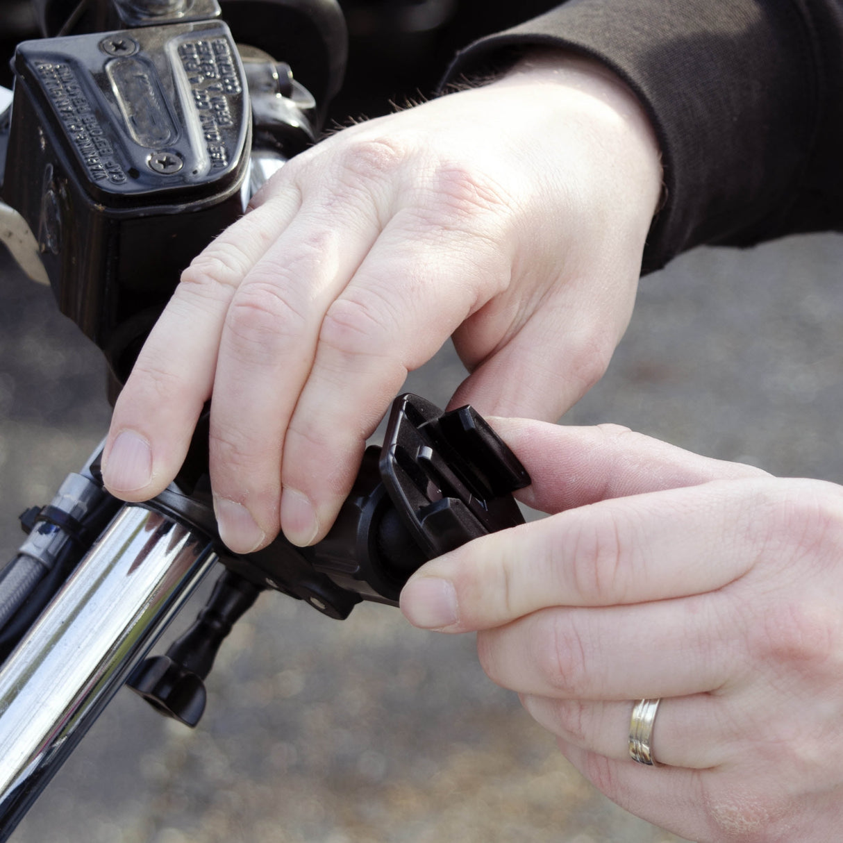 حامل هاتف لتركيب مقود الدراجة النارية جوكست - أسود-3